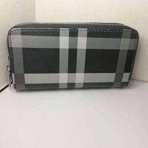 Chic Black and White Plaid Zip-Around Wallet – Classic and Versatile